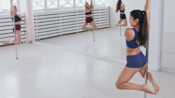 Unga kvinnor tränar på stången - tröttnar och lämnar studion — Stockvideo