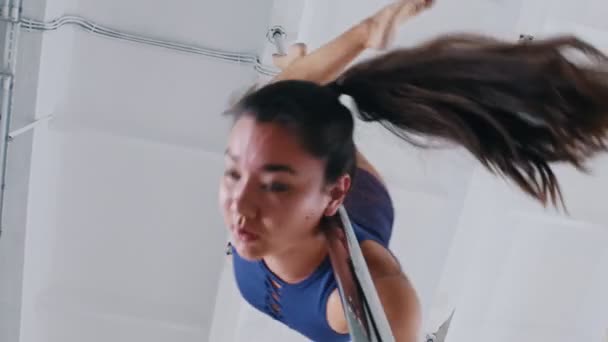 Сильная женщина с длинными волосами, вращающимися на шесте — стоковое видео
