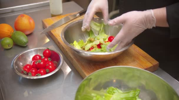 Chef haciendo ensalada en la cocina del restaurante — Vídeos de Stock