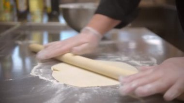 Restoran mutfağı. Düz hamur yapıyor.