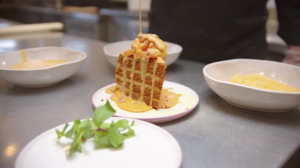 Шеф-повар наливает сладкий соус на кусок торта — стоковое видео