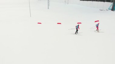 Rusya, Kazan 08-02-2020: Kayak yarışması - erkekler yokuş aşağı ormana doğru kayıyorlar