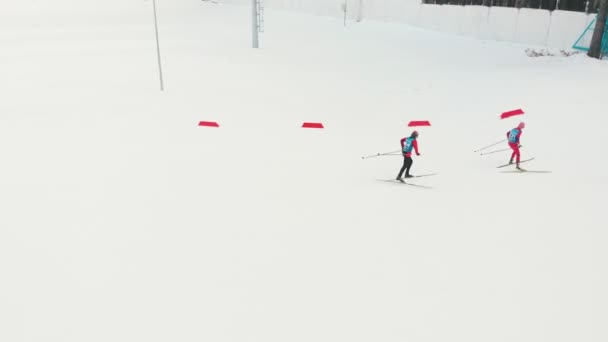 Росія, Казань 08-02-2020: лижні змагання - чоловіки на лижах вниз по схилу лісу — стокове відео