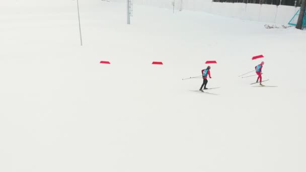 RUSIA, KAZAN 08-02-2020: Competencia de esquí - hombres esquiando cuesta abajo hacia el bosque — Vídeo de stock