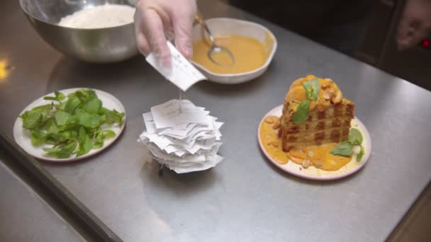 Chef serving piece of cake and giving out the order — 图库视频影像