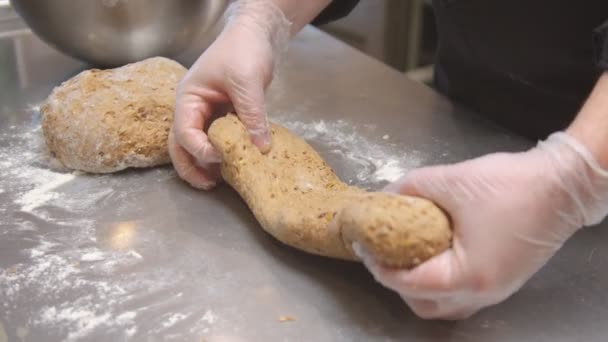 Chef i handskar gör deg för bröd bakning på lyx restaurang kök — Stockvideo