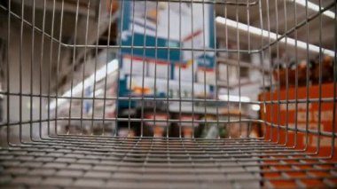 Alışveriş arabası - bakkaldan eşya seçmek