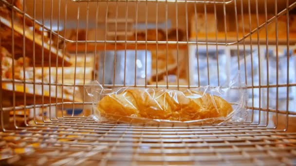 Chariot - choisir le pain à l'épicerie — Video