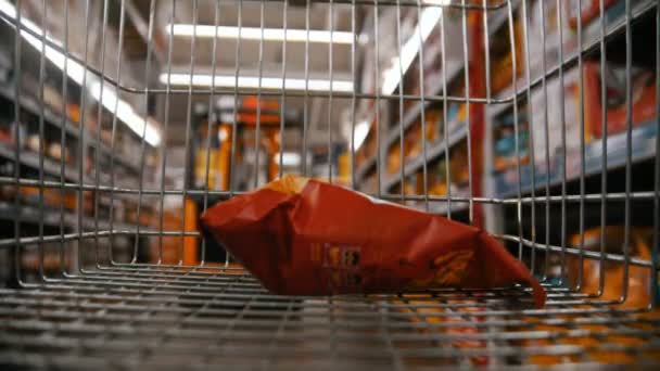 Shopping trolley - buying crisps in the grocery department — Stock Video