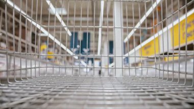 Alışveriş arabası, marketten seçilen eşyalar.