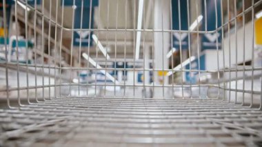 Boş alışveriş arabası. Marketten seçilen eşyalar.