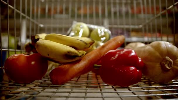 Carrello della spesa - scegliere gli articoli in negozio - acquistare frutta e verdura e aggiungerli nel carrello — Video Stock