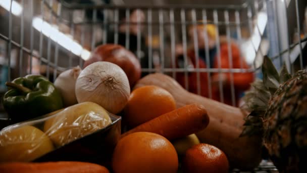 Cesta de la tienda de comestibles - dos hombres están poniendo botellas en un carrito de alimentos — Vídeo de stock