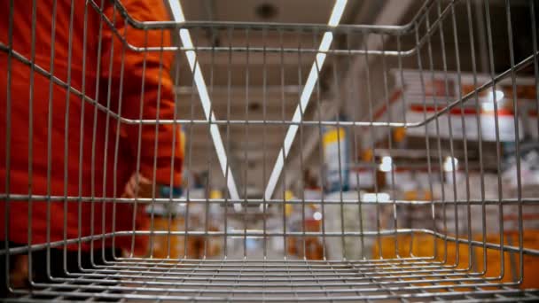 Cesta de supermercado - um homem está chamando para uma loja — Vídeo de Stock