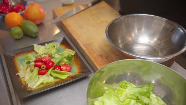 Chef serving salad on the plate and sprinkle cheese on top — Αρχείο Βίντεο