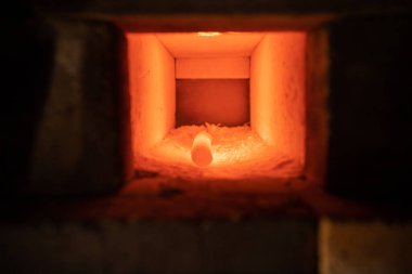 Sıcak demir parçası fırında yatıyor.
