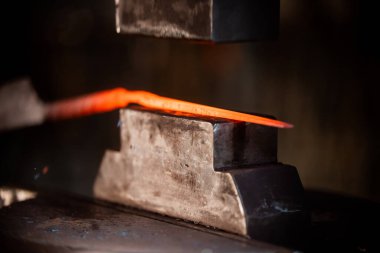 Demirci makinesi sıcak metalden bir deta il dövmek için.