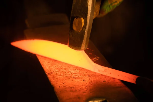 Forging a knife out of the metal — Stock Photo, Image