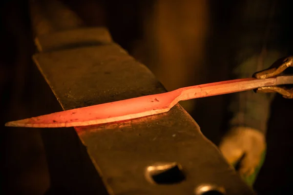 Aus dem heißen Metall ein Messer schmieden — Stockfoto