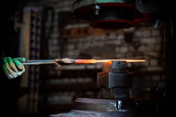 Forging a knife out of the metal - putting the detail in the clamp — Stock Photo, Image