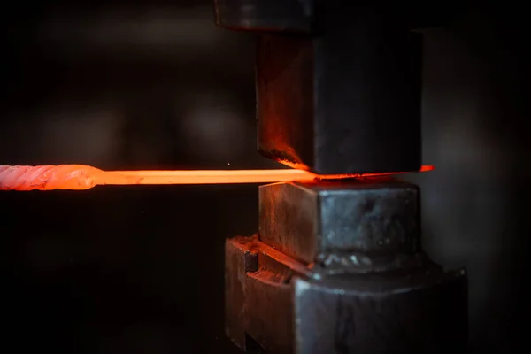 Изготовление деталей из горячего красного металла — стоковое фото