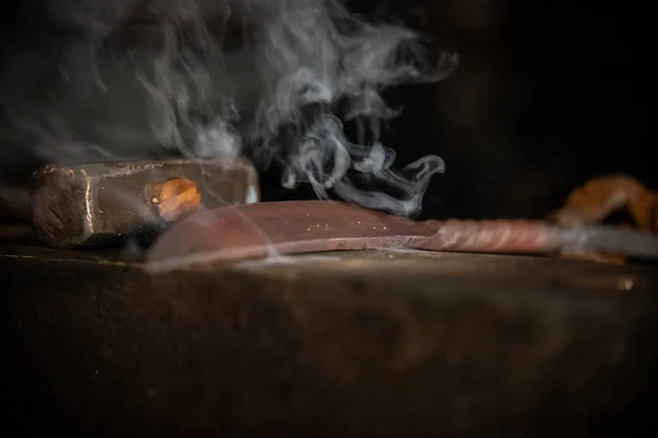 Schmieden eines Messers aus dem heißen Metall - Dampf verdampft aus dem Teil — Stockfoto