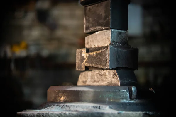 Kovácsműhely berendezés a forró fémből való részlet kovácsolásához — Stock Fotó