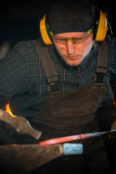 Un homme travaillant comme forgeron faisant un détail — Photo