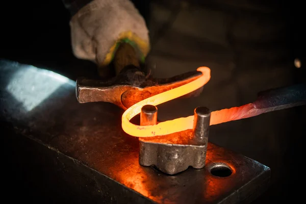 Un herrero hombre haciendo un mango único para cuchillo —  Fotos de Stock