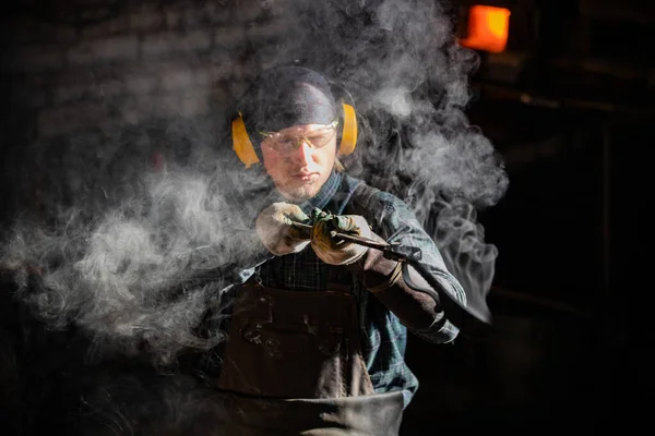 Schmied Mann Arbeiter macht ein einzigartiges Messer — Stockfoto