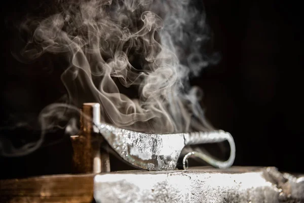 Kürzlich hergestelltes neues einzigartiges Messer mit ungewöhnlichem Griff - Dampf aus dem Messer — Stockfoto