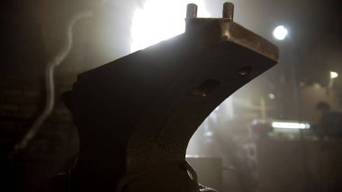 Demirci, düşük güneş ışığıyla kalpazanlık atölyesi