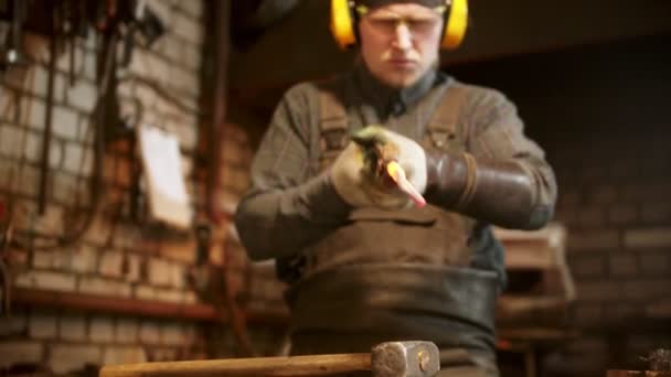 Herrero forjando un cuchillo en taller — Vídeos de Stock