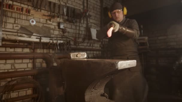 A man blacksmith forging a knife with twisted handle — Vídeo de Stock