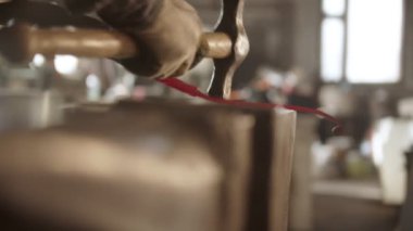 Blacksmith torque the longer piece of metal - making a handle