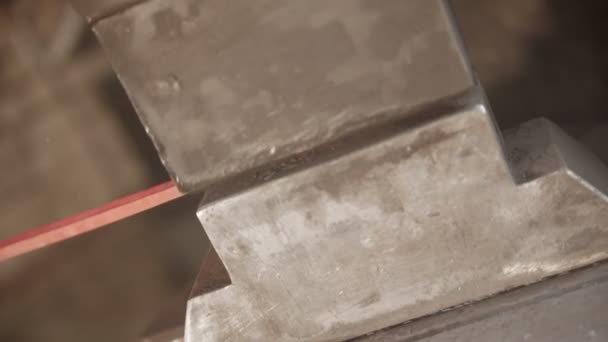 Blacksmith making a longer piece of hot metal under the machine pressure — Stock videók