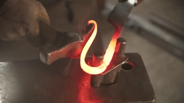 Fabbro piegando un pezzo più lungo di metallo caldo in una maniglia del coltello — Video Stock