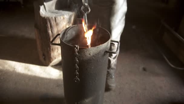 Esfriando o detalhe quente no balde de água fria — Vídeo de Stock