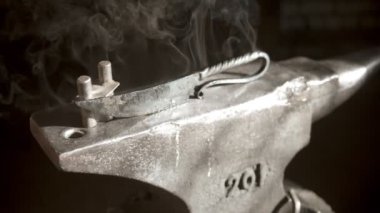 Son zamanlarda alışılmadık sapı olan eşsiz bir bıçak yapılmış. Bıçaktan çıkan serin buhar.