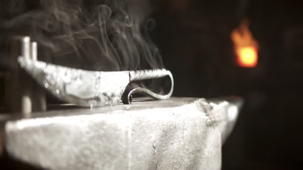 珍しいハンドルのユニークなナイフ-ナイフから来るクールな蒸気 — ストック動画