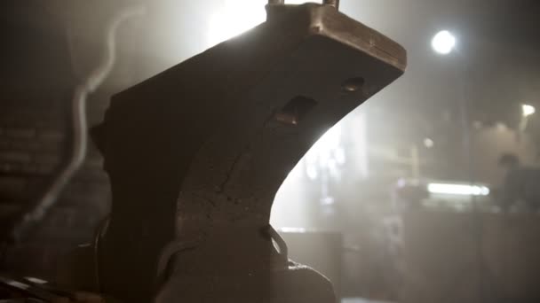 Atelier de forgeage forgeron avec faible éclairage — Video
