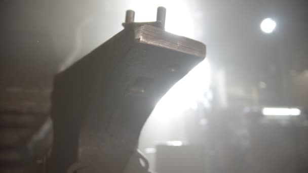 Atelier de forgeage forgeron avec faible éclairage - ouvrier passant devant — Video
