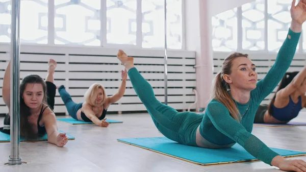 Donne sportive che fanno yoga in studio - Dolphin Pose — Foto Stock