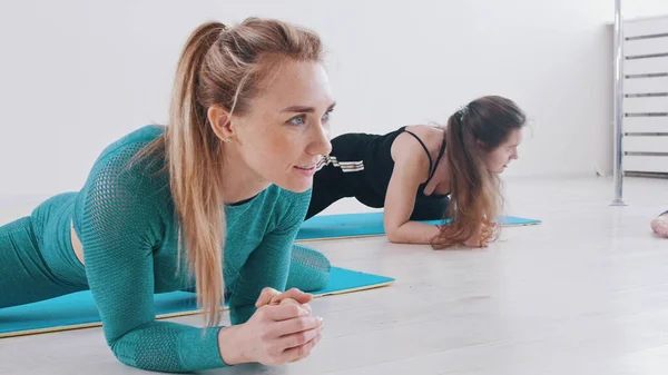 Sportos nők jógáznak a stúdióban — Stock Fotó