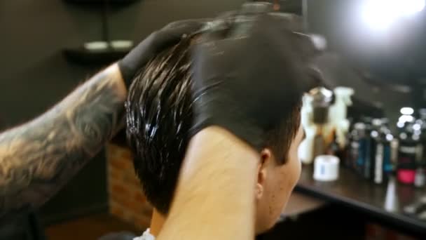 Barbeiro styling seu cabelo cliente na barbearia — Vídeo de Stock