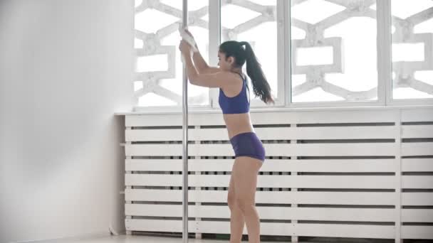 Woman pole dancing trainer cleaning pole with a rag — Stockvideo