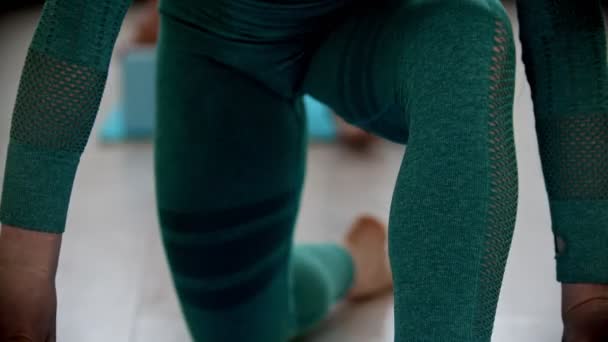 Blonde woman doing fitness exercise on yoga mat in the studio — Stockvideo