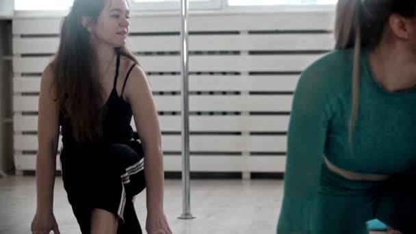 Група спортивних усміхнених жінок роблять йогу в студії — стокове відео