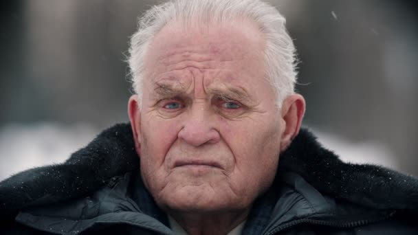 Un anziano uomo sorridente con denti dorati che guarda nella macchina fotografica — Video Stock