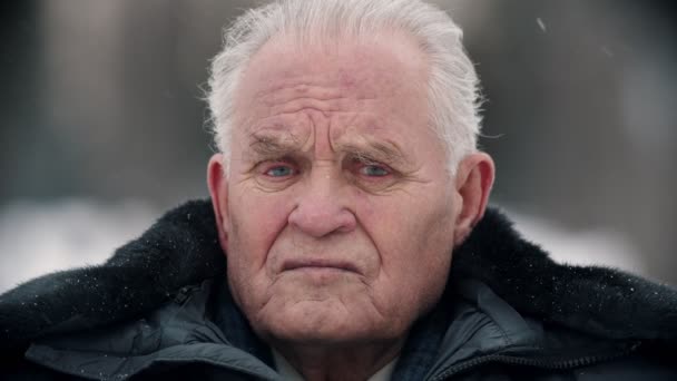 An elderly smiling man with golden teeth looking in the camera — 图库视频影像